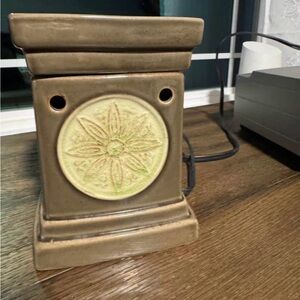Scentsy warmer - Lotus